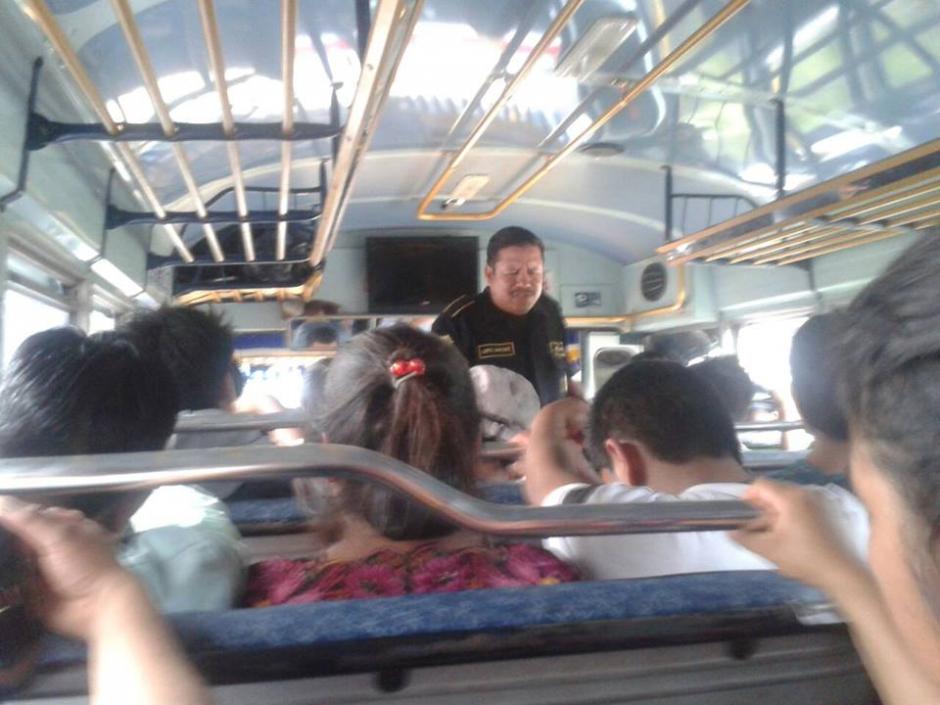 El agente L&oacute;pez Rodr&iacute;guez realiza oraci&oacute;n en los autobuses que patrulla. (Foto: Facebook/Roberto Petz Monterroso)