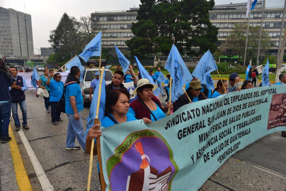 Inicia la caminata de Codeca que recorrer&aacute; el Centro Hist&oacute;rico. (Foto: Jes&uacute;s Alfonso/Soy502)