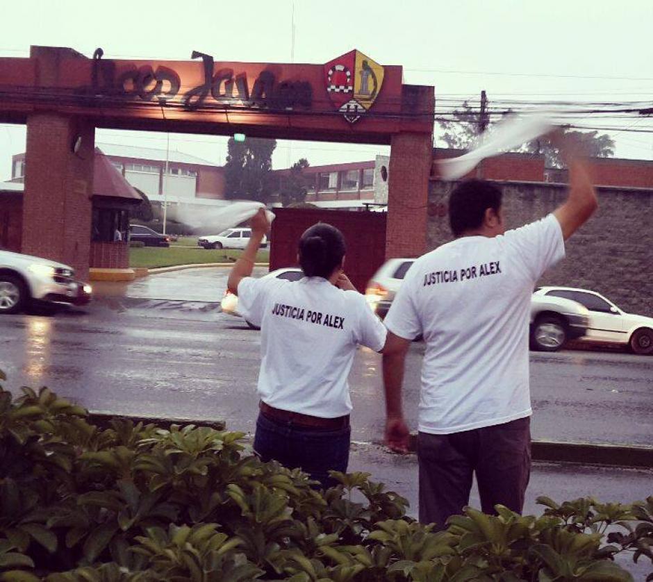 Los padres del estudiante Alex frente al Liceo Javier. (Foto: Facebook Justicia por Alex)