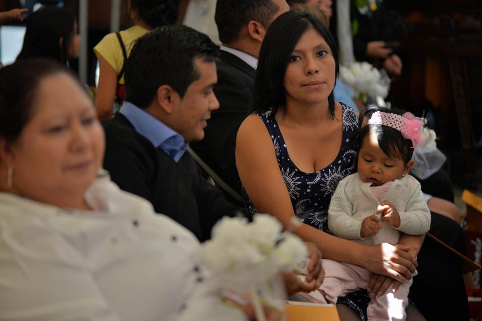 En la Plaza del Periodista en la Avenida las Am&eacute;ricas se realiz&oacute; una boda masiva. (Foto: Wilder L&oacute;pez/Soy502)
