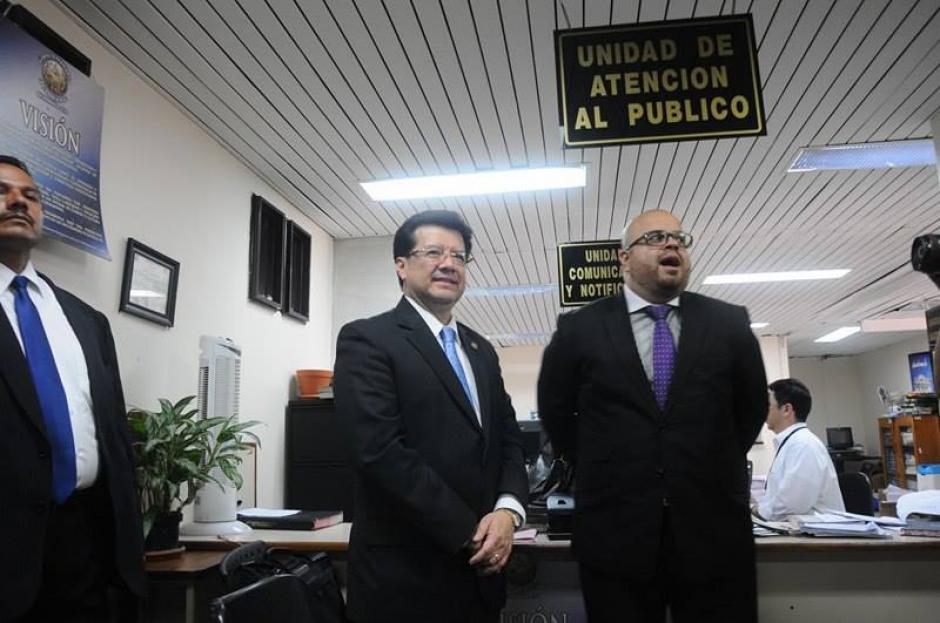 El Magistrado Douglas Charchal se present&oacute; al juzgado Sexto por el Caso TCQ. (Foto: Alejandro Bal&aacute;n/Soy502) 