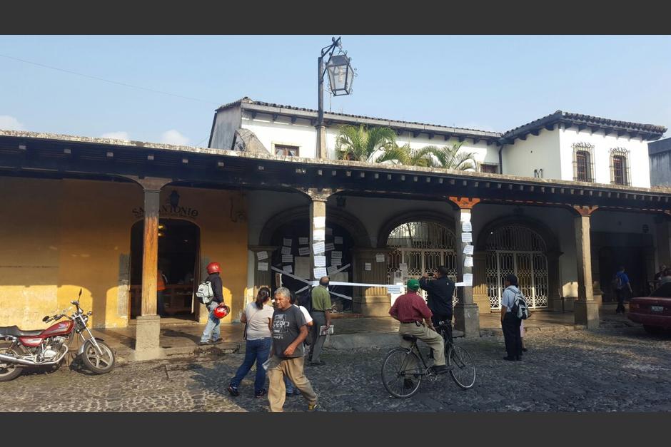 Varios carteles fueron colocados cerca de la obra en construcci&oacute;n en Antigua Guatemala. (Foto: Colectivo de J&oacute;venes de Guatemala)