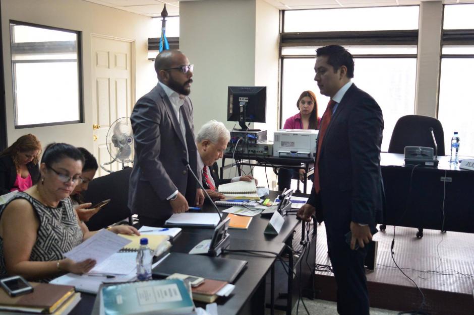 Fernando Guerra y Mario Cano, los dos abogados de Roxana Baldetti se encontraron en Tribunales. (Foto: Jes&uacute;s Alfonso/Soy502) 