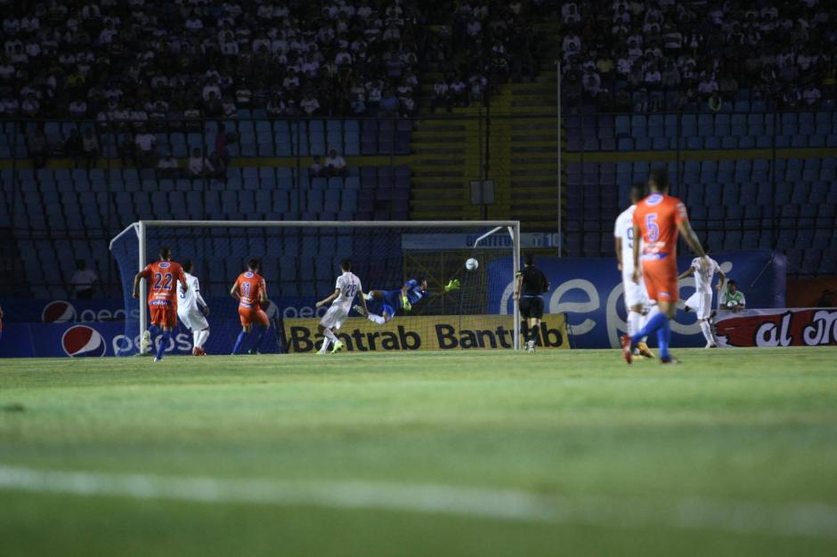 Suchitep&eacute;quez golpe&oacute; primero en la gran final del torneo. (Foto: Luis Barrios/Soy502) 