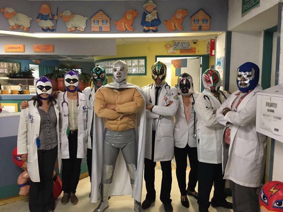 El doctor Sergio Gallegos Castorena y su equipo m&eacute;dico luchan para salvar a los ni&ntilde;os. (Foto: Sergio Gallegos)