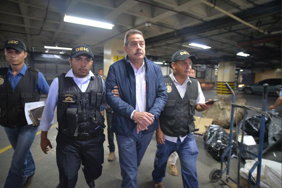 El expresidente de Banrural Fernando Pe&ntilde;a sale de Tribunales engrilletado. (Foto: Wilder L&oacute;pez/Soy502) 