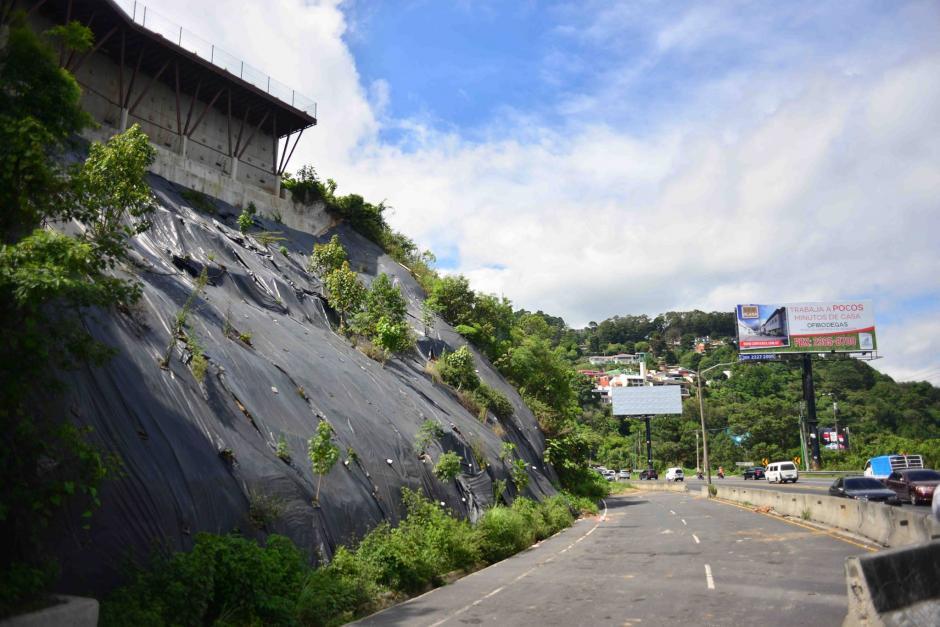 El 24 de octubre de 2013 se registr&oacute; un derrumbe en el Km. 10.5 de la carretera a El Salvador. (Foto: Jes&uacute;s Alfonso/Soy502)