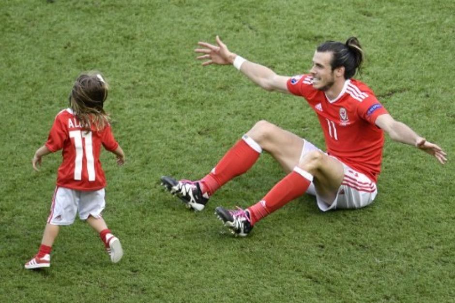 Gareth Bale celebra con la peque&ntilde;a Alba (AFP)