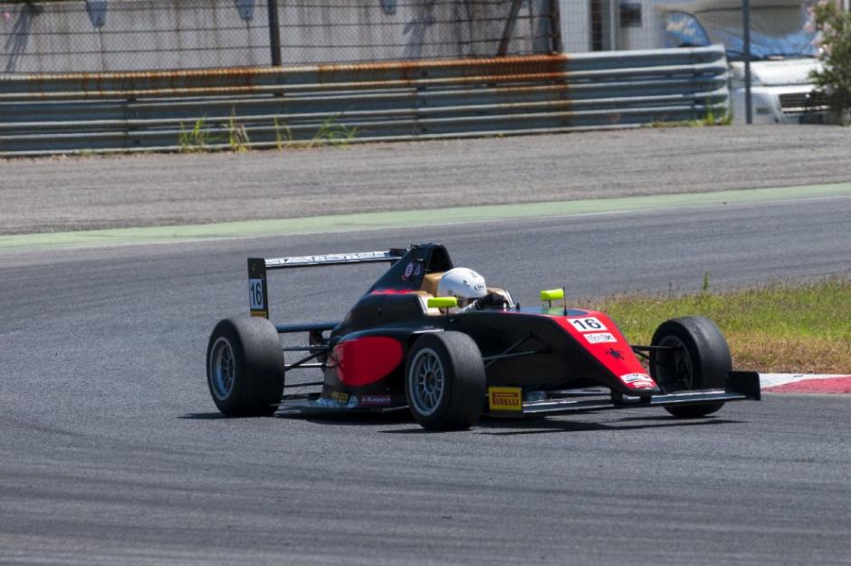 El joven piloto guatemalteco, Ian Rodr&iacute;guez, vive y compite en Italia desde 2011. (Foto: La Rep&uacute;blica Bologna.it)