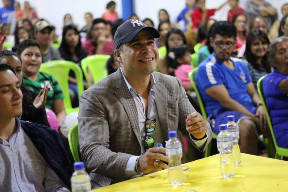 El alcalde Neto Bran anunci&oacute; que viajar&aacute; a Cuba para buscar cura contra el vit&iacute;ligo. (Foto: Facebook/Neto Bran)