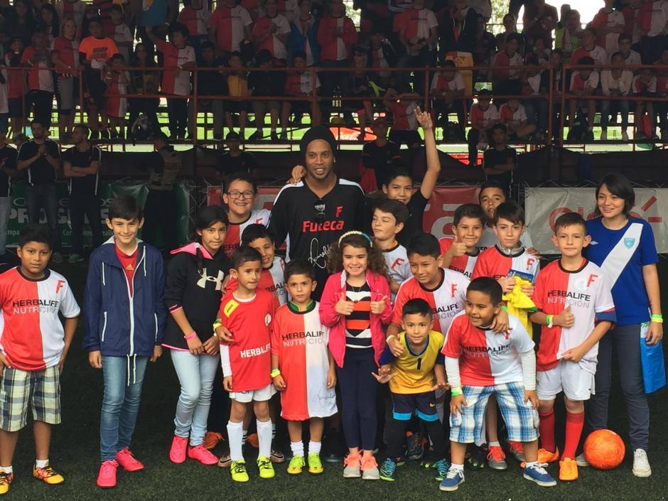Ronaldinho posa con varios ni&ntilde;os en Futeca. (Foto: Alejandro Bal&aacute;n/Soy502) 