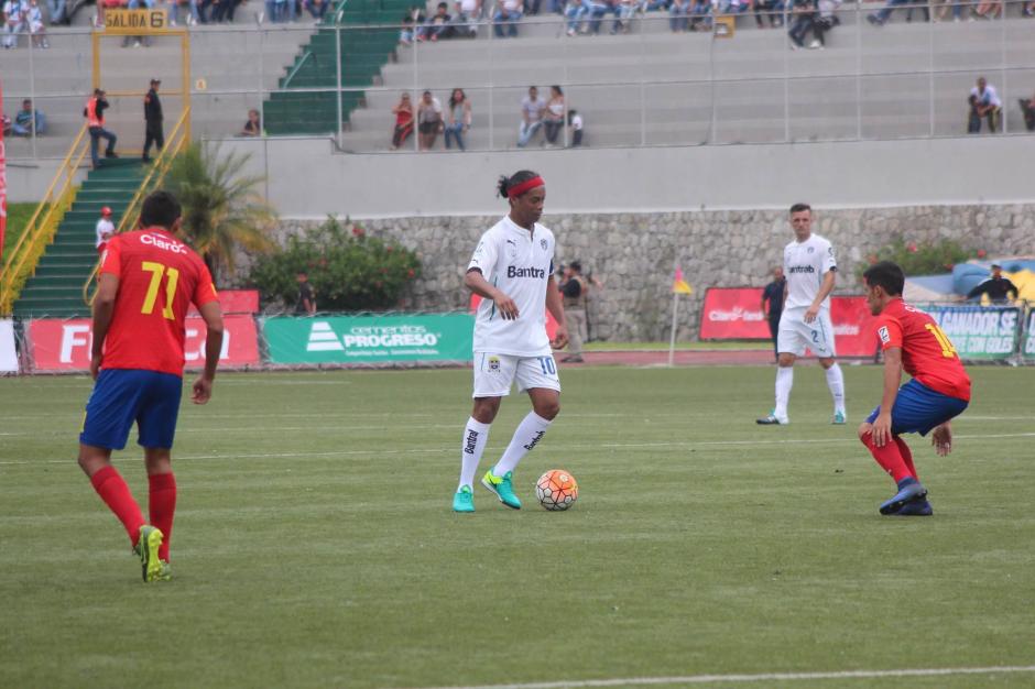 Ronaldinho jug&oacute; el segundo tiempo con los cremas. (Foto: Alejandro Bal&aacute;n/Soy502)
