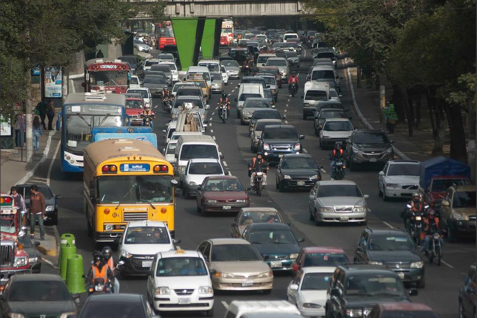 Las razones del tr&aacute;nsito vehicular este viernes son varias pero las principales son: el pago del bono 14 y de quincena. (Foto: Archivo/Soy502)