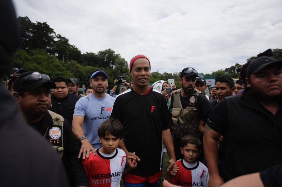 Ronaldinho deleit&oacute; a la afici&oacute;n guatemalteca con su "magia". (Foto: Soy502)