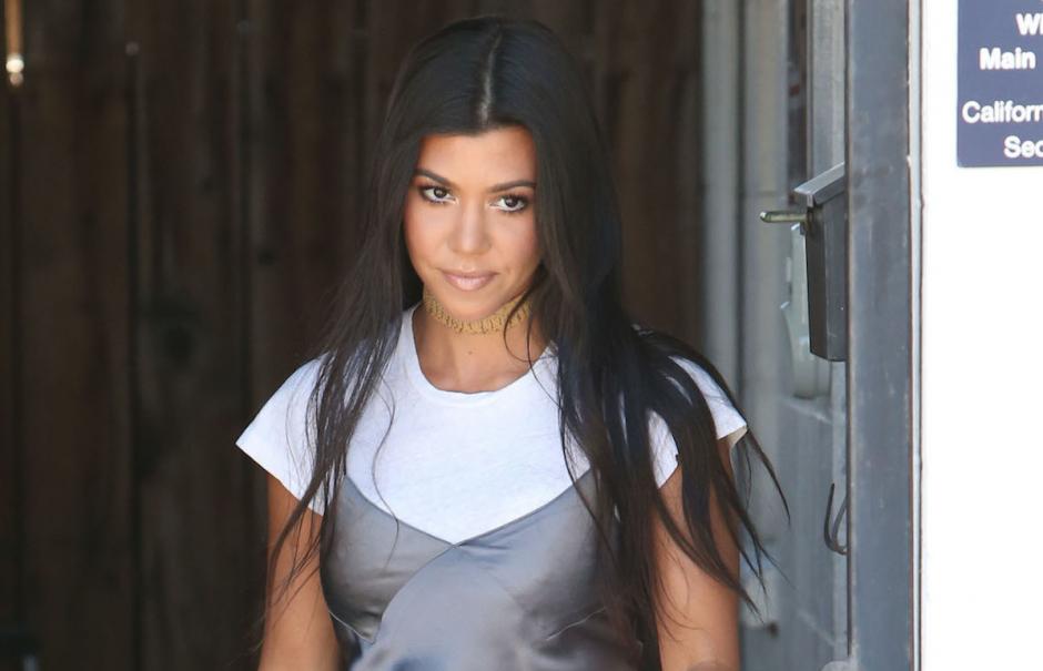 Kourtney Kardashian sorprendi&oacute; con una nueva forma de salir a la calle combinando dos piezas de dormir. (Foto: US Magazine)