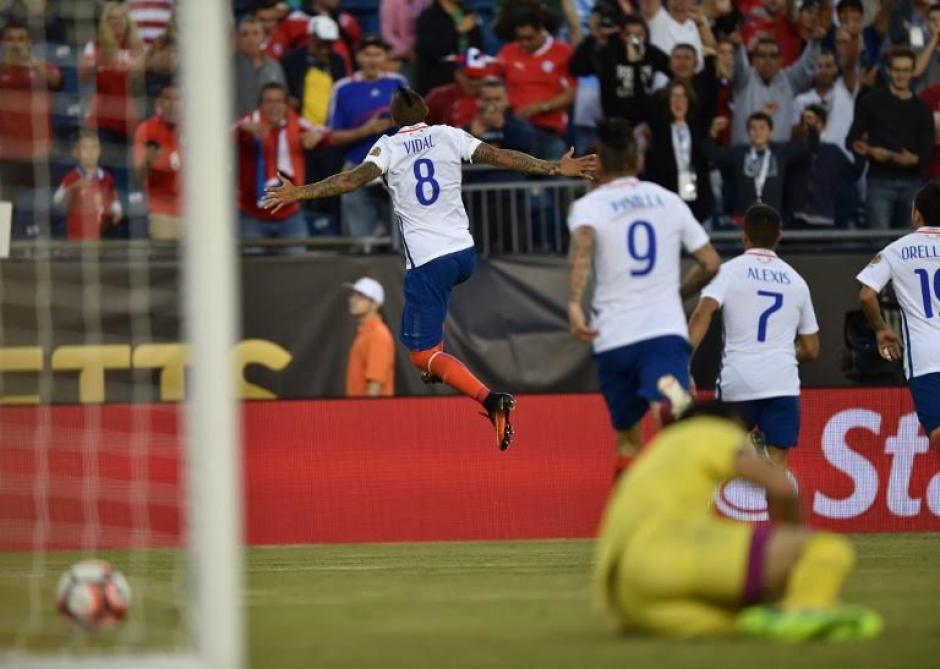 Arturo Vidal celebr&oacute; a todo pulm&oacute;n su primera anotaci&oacute;n sobre Bolivia. (Foto: EFE)