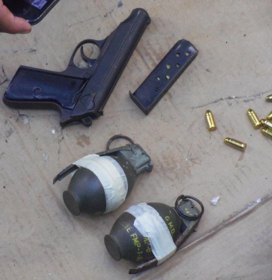 Dos granadas de fragmentaci&oacute;n fueron decomisadas en la requisa. (Foto: PNC)