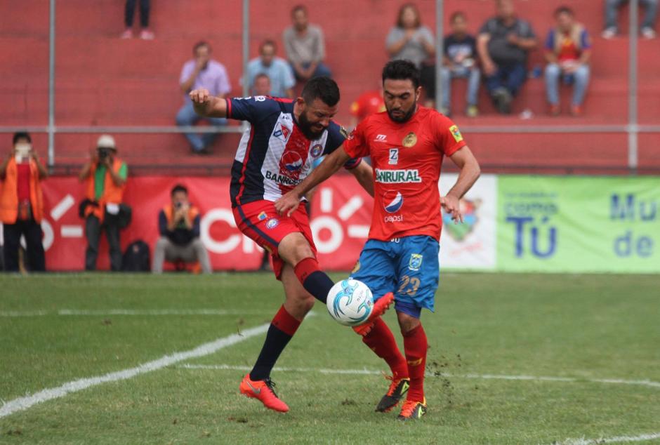 Hamilton L&oacute;pez marca a Kamiani F&eacute;lix en el medio campo durante el empate entre Rojos y Xela. (Foto: Luis Barrios/Soy502)
