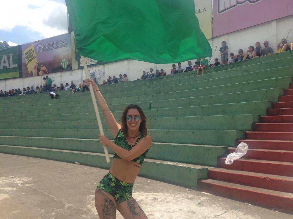 Grace es una aficionada originaria de Australia que apoy&oacute; a Antigua GFC. (Foto: Fredy Hern&aacute;ndez/Soy502)