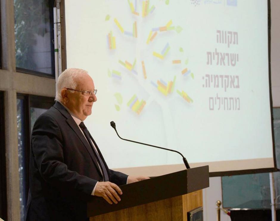 El presidente de Israel Reuven Rivlin comparti&oacute; en sus redes sociales una foto de el jugando en su despacho. (Foto: Reuven Ruvi Rivlin/Facebook)