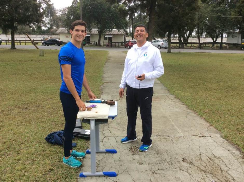 Charles Fern&aacute;ndez junto a su entrenador Walid Sayed, en Curitiba, Brasil. (Foto: Cortes&iacute;a)