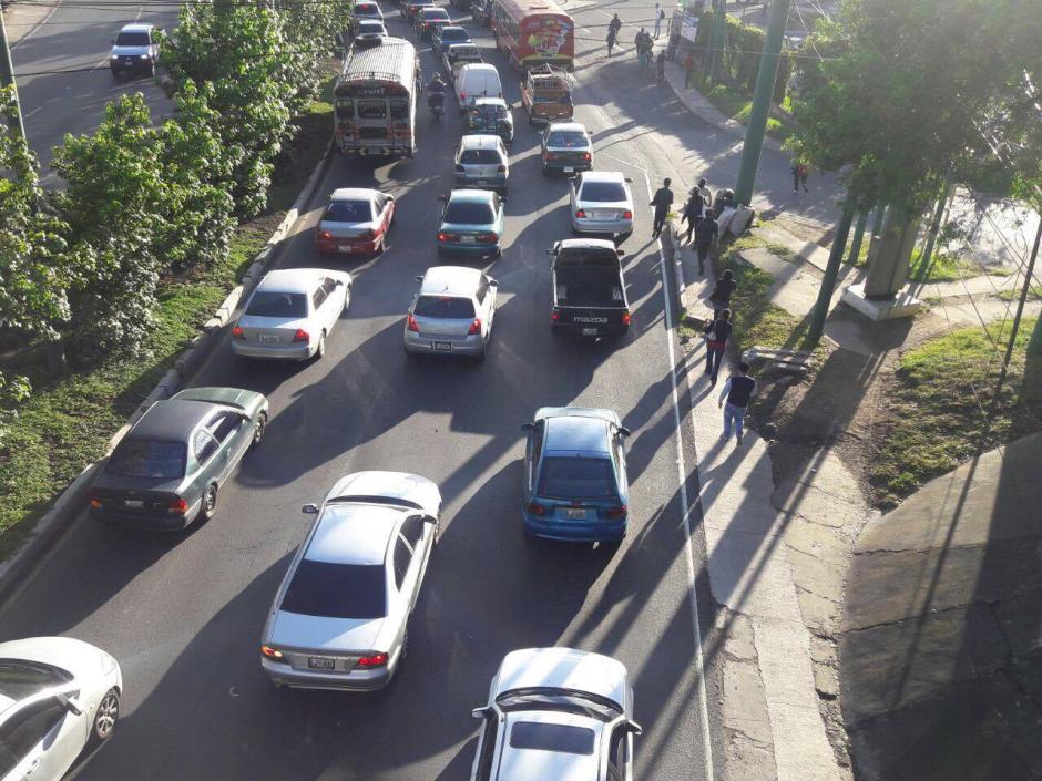 Transito complicado en el ingreso a la ciudad por la ruta Interamericana. (Foto: Fredy Hern&aacute;ndez/Soy502)