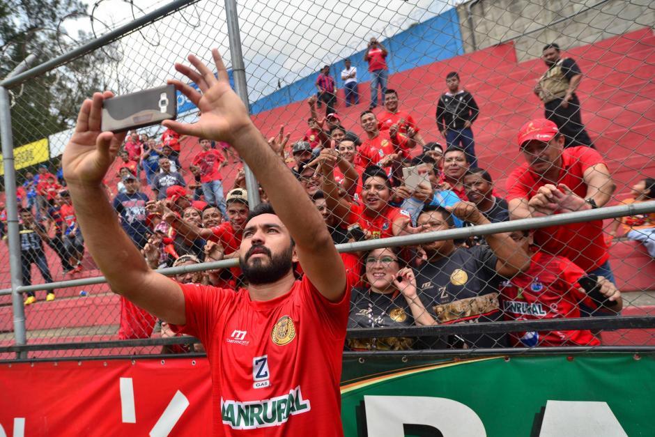 Carlos Kamiani F&eacute;lix se toma un selfi con los rojos en la prefencia del Tr&eacute;bol. (Foto: Wilder L&oacute;pez/Soy502)