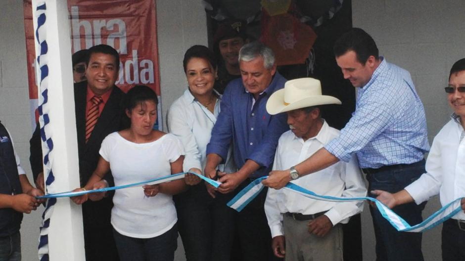 Las tres cabezas de gobierno y del Partido Patriota que dar&aacute;n mucho de qu&eacute; hablar en 2014: la vicepresidenta Roxana Baldetti, el presidente Otto P&eacute;rez y el ministro de comunicaciones, Alejandro Sinibaldi. (Foto: Facebook Roxana Baldetti).