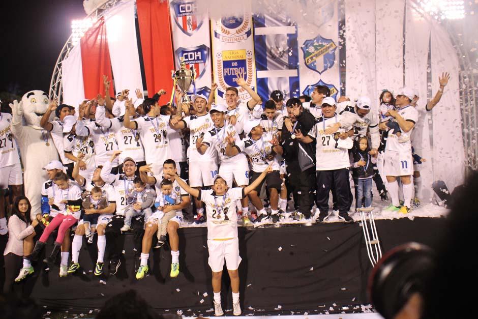 Comunicaciones festeja su tercera corona al hilo, tras vencer en la final a Heredia. (Foto: Jos&eacute; D&aacute;vila/Soy502)