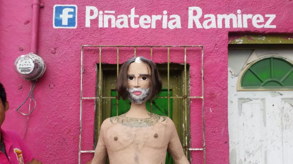 La obra cuenta con las ra&iacute;ces blancas en el cabello del afamado cantante. (Foto: Facebook Pi&ntilde;ater&iacute;a Ram&iacute;rez)