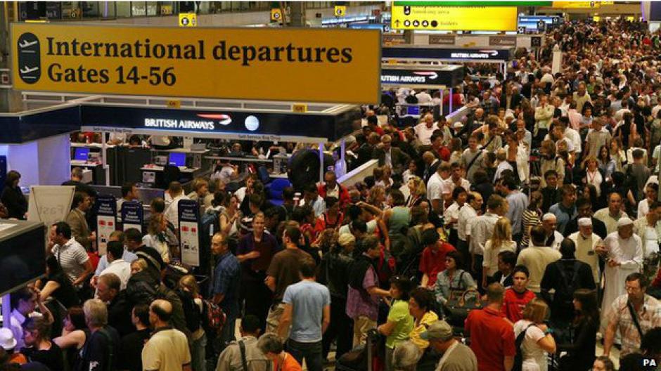 La seguridad en los aeropuertos ha sido incrementada por una alerta de Estados Unidos sobre una ataque terrorista en la v&iacute;spera de celebrar el d&iacute;a de su independencia. (Foto: BBC)&nbsp;