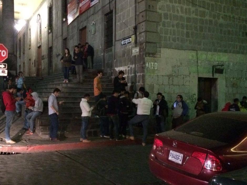 Los jugadores llegaron a los alrededores de la Casa de la Cultura de Quetzaltenango con la esperanza de capturar a este extra&ntilde;o pok&eacute;mon. (Foto: Stereo 100 Xela)