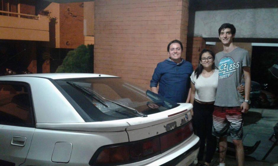 Alejandra C&aacute;ceres y Daniel Calder&oacute;n lavan carros para recolectar dinero par un encuentro juvenil al que desean asistir. (Foto: Facebook, Pablo Mazariegos)
