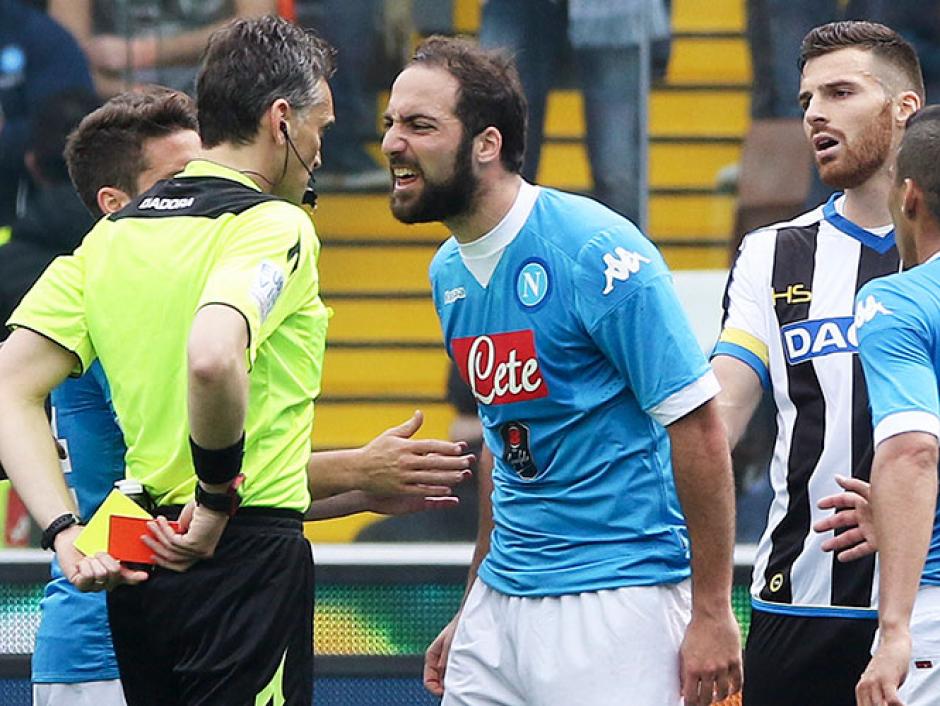 Gonzalo Higua&iacute;n encara y le grita al &aacute;rbitro tras ser expulsado. (Foto: Adrenalina)