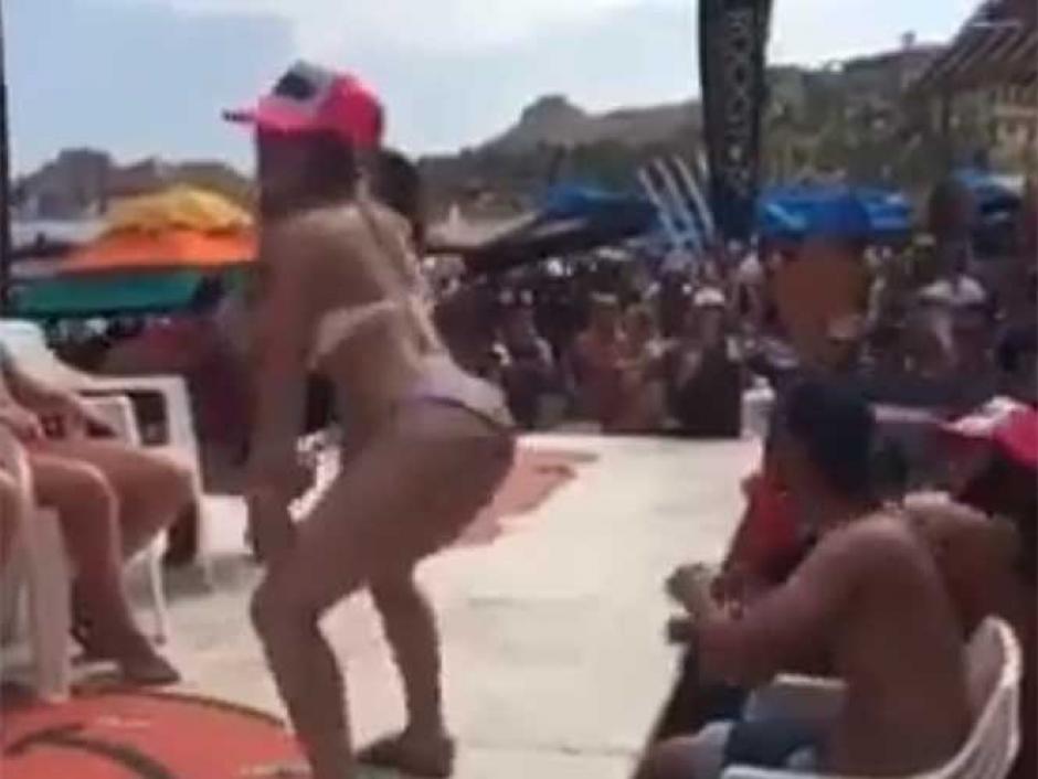 La maestra mexicana gan&oacute; la competencia con su baile sensual. (Foto: Youtube)