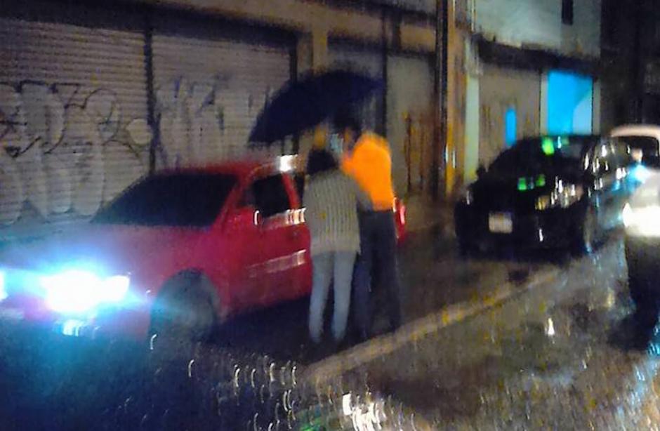 Esta imagen fue captada entre la sexta y s&eacute;ptima avenida de la zona 2. (Foto: Facebook, Olguier Arnulfo Hern&aacute;ndez)