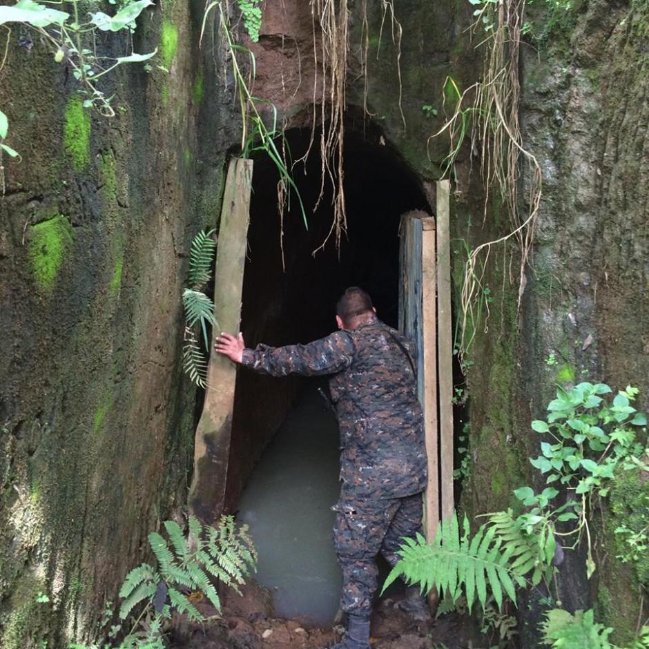 Personal militar descubri&oacute; un t&uacute;nel en una vivienda deshabitada en la aldea Pajoques, San Juan Sacatep&eacute;quez. (Foto: Ministerio de la Defensa)&nbsp;