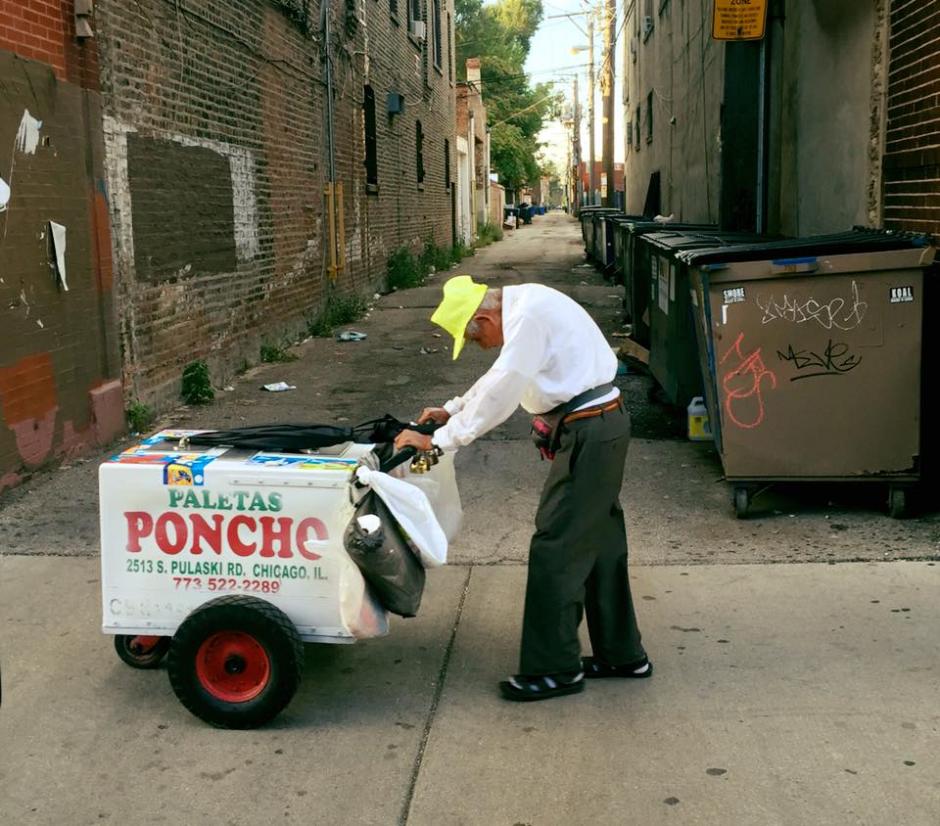 Don Fidencio S&aacute;nchez vende paletas de helado en la Villita en Chicago. (Foto: Captura de video)