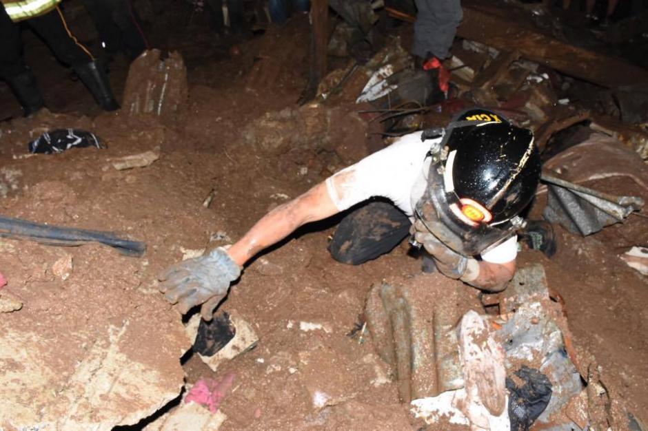 Al menos ocho viviendas quedaron soterradas en el sector 23 de la colonia Santa Isabel II, zona 3 de Villa Nueva. (Foto: Nuestro Diario)