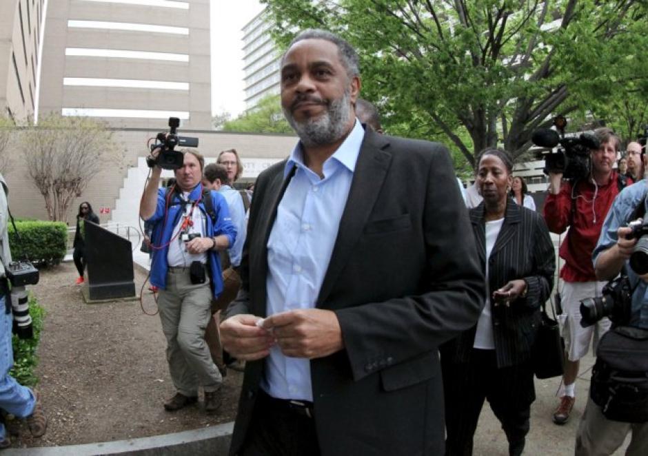 Anthony Ray Hinton, un hombre condenado a muerte en 1985&nbsp; fue liberado este viernes tras pasar tres d&eacute;cadas en la c&aacute;rcel. (Foto: ElMundo.es) 