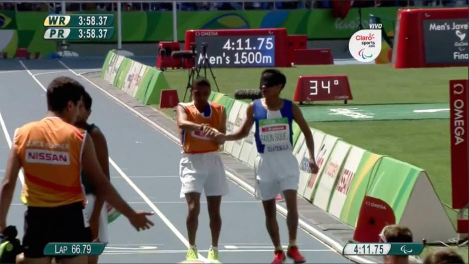 Oscar Rax&oacute;n complet&oacute; la carrera junto a su gu&iacute;a Tom&aacute;s Santos. (Imagen: Captura Claro TV)