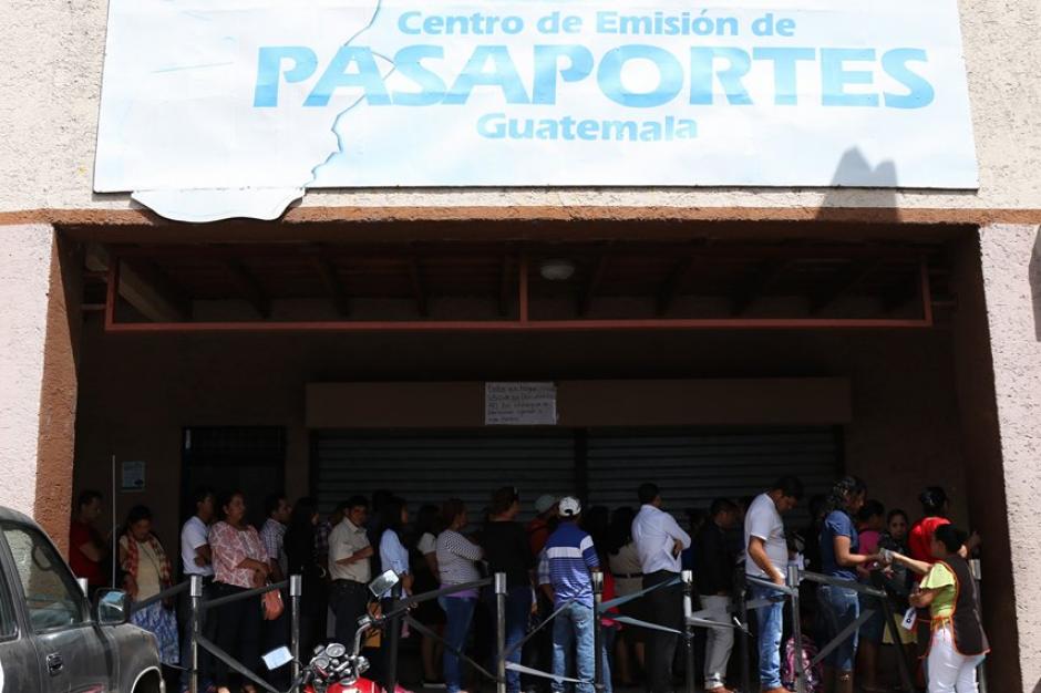 La Direcci&oacute;n General de Migraci&oacute;n inform&oacute; que desde ayer en la noche solucionaron el problema que no les permit&iacute;a emitir pasaportes. (Foto: Alejandro Bal&aacute;n/Soy502)