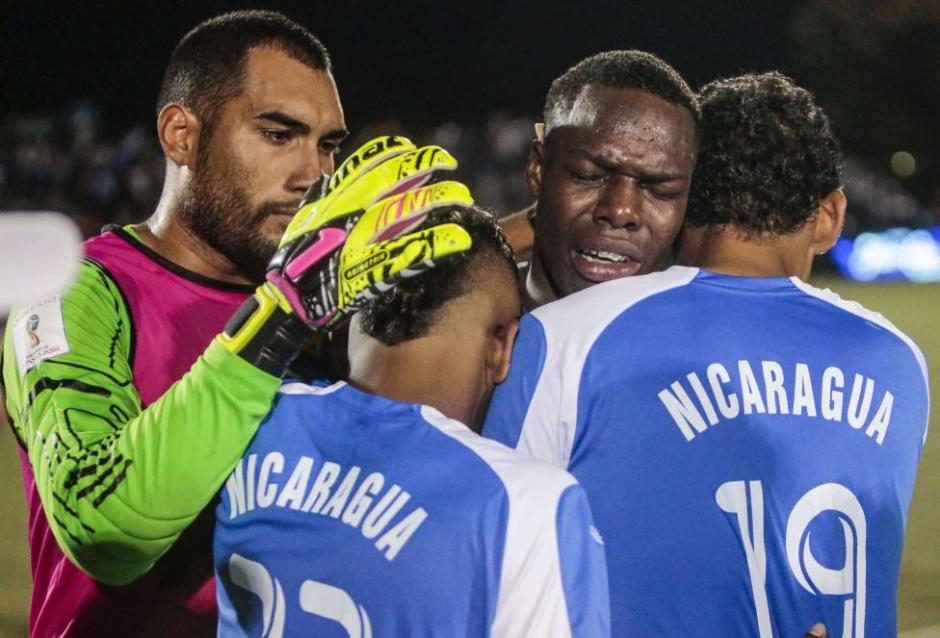 Los futbolistas de Nicaragua lloran al quedar eliminados frente a Jamaica. (Foto: EFE)