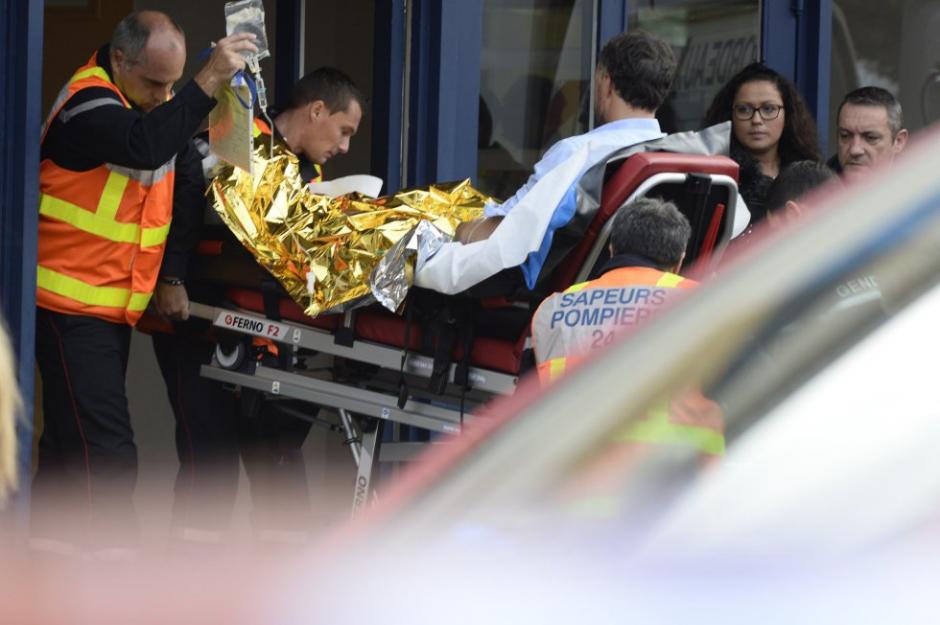 Una de las v&iacute;ctimas del mortal accidente ocurrido en Francia es trasladado en una camilla hacia un Centro Asistencial. (Foto: AFP)