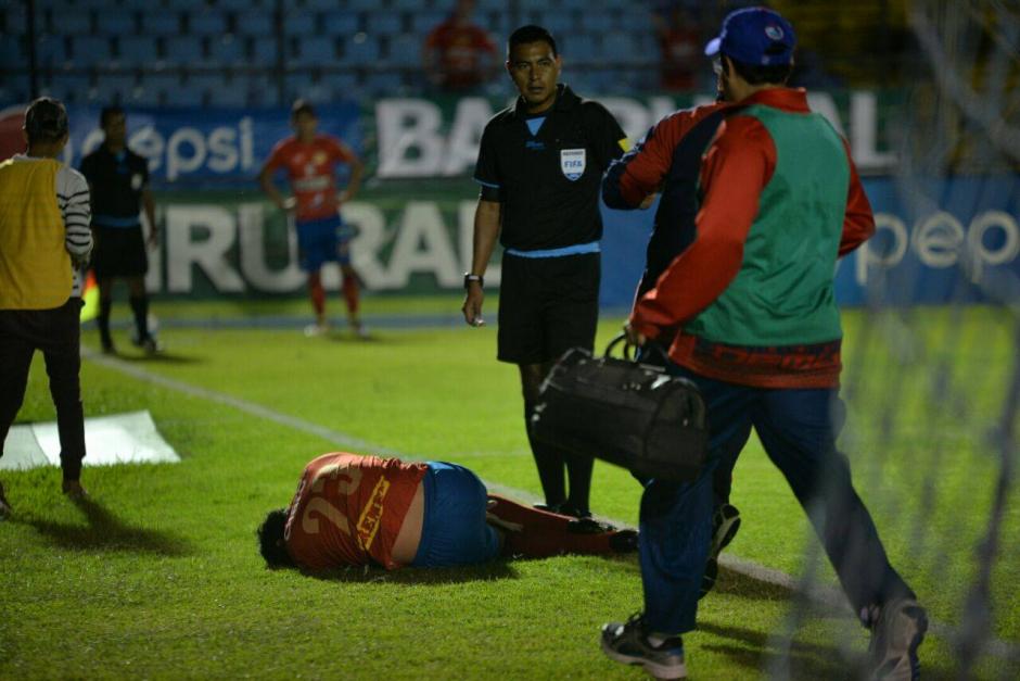 Carlos Kamiani sufri&oacute; una lesi&oacute;n en el tobillo derecho y tuvo que salir de cambio en el primer tiempo del cl&aacute;sico 295. (Foto: Wilder L&oacute;pez/Soy502)