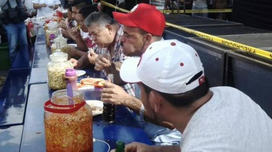 En el municipio de Olocuilta, La Paz, se lleva a cabo cada a&ntilde;o el concurso para designar a "El Comel&oacute;n de Pupusas". (Foto EDH/ Flor Guerrero)&nbsp;