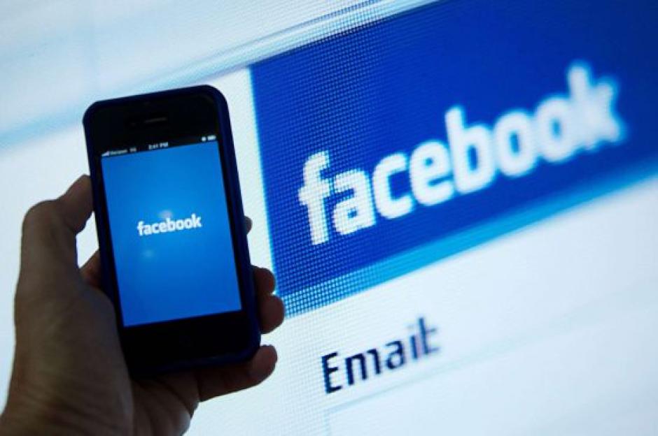 Facebook ejecuta acciones comerciales y se al&iacute;a con Google. (Foto: AFP/Karen Bleier)
