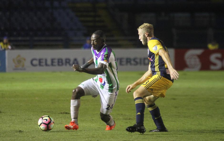 Pese a la lucha de los locales, no pudieron superar a la zaga norteamericana.  (Foto: Luis Barrios/Soy502)