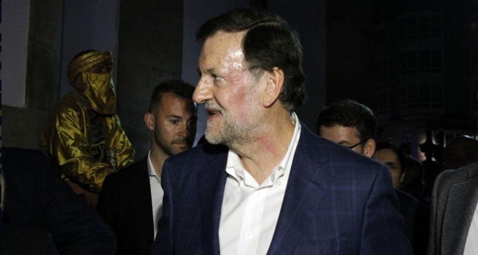 El presidente Mariano Rajoy qued&oacute; afectado tras el golpe que recibi&oacute; de un muchacho que se molest&oacute; con su presencia. (El Pa&iacute;s)