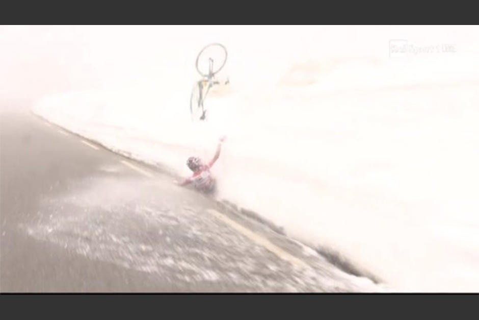 El momento de la ca&iacute;da de Kruijswijk, quien choc&oacute; contra un muro de nieve. (Foto: Captura de youtube)